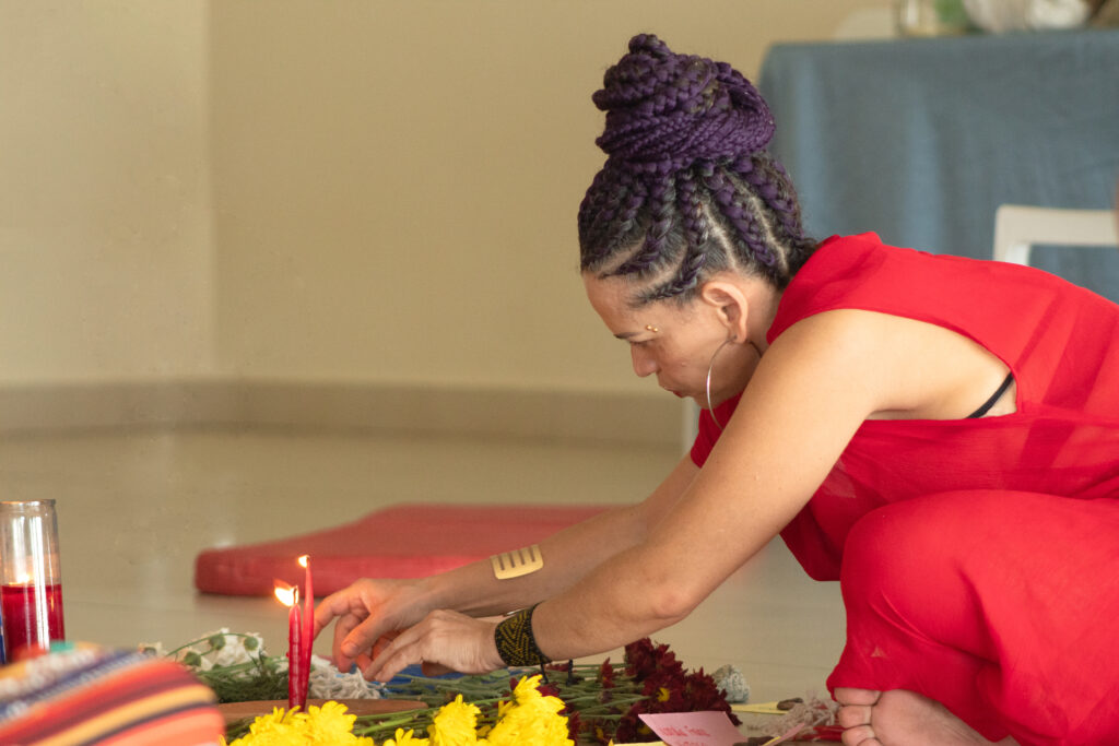 Jeannette arreglando el altar