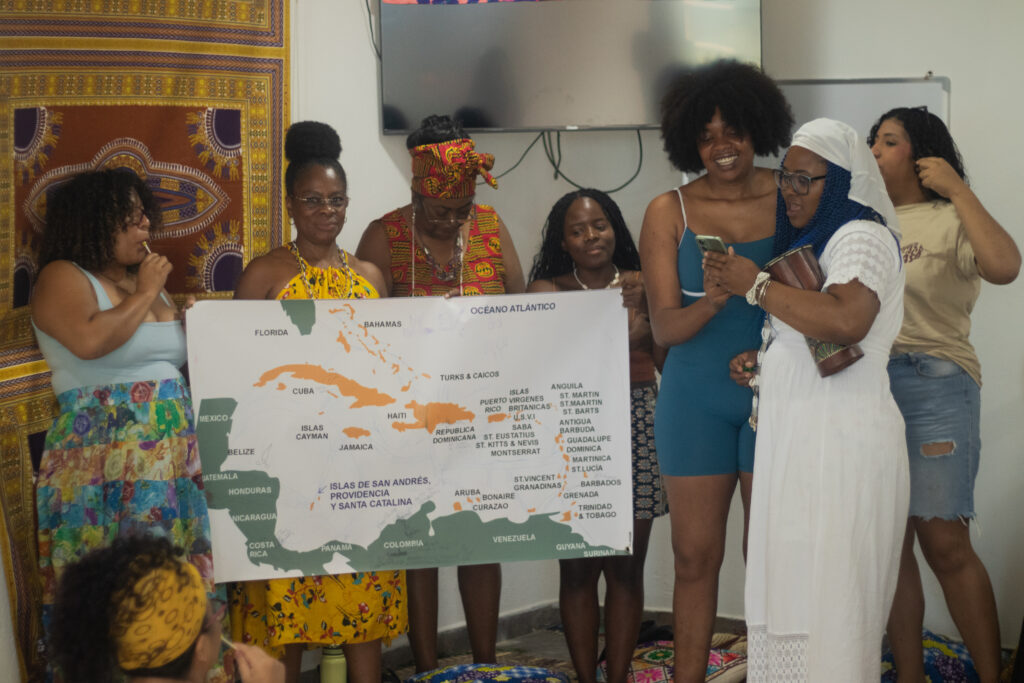 Grupo con mapa para semilleros